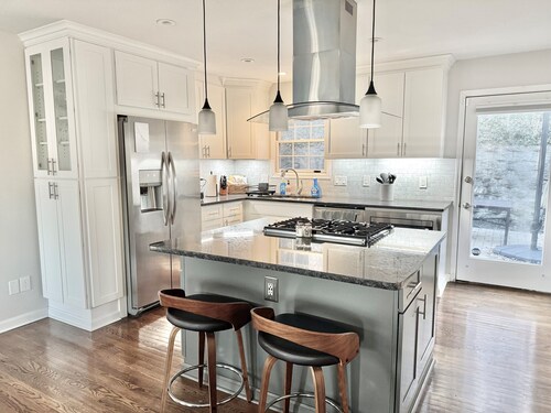 Modern & Charming 2-bedroom Home Minutes from Downtown!