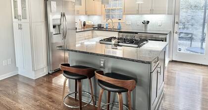 Modern & Charming 2-bedroom Home Minutes from Downtown!