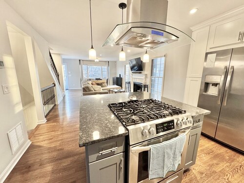 Modern & Charming 2-bedroom Home Minutes from Downtown!