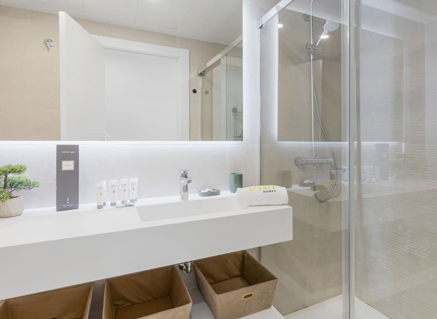 Douche, séchoir à cheveux, serviettes fournies