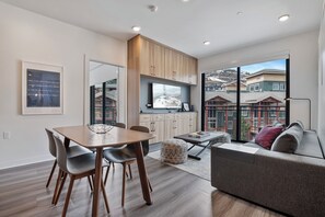 Téléviseur connecté, jeux vidéo, livres, bureau