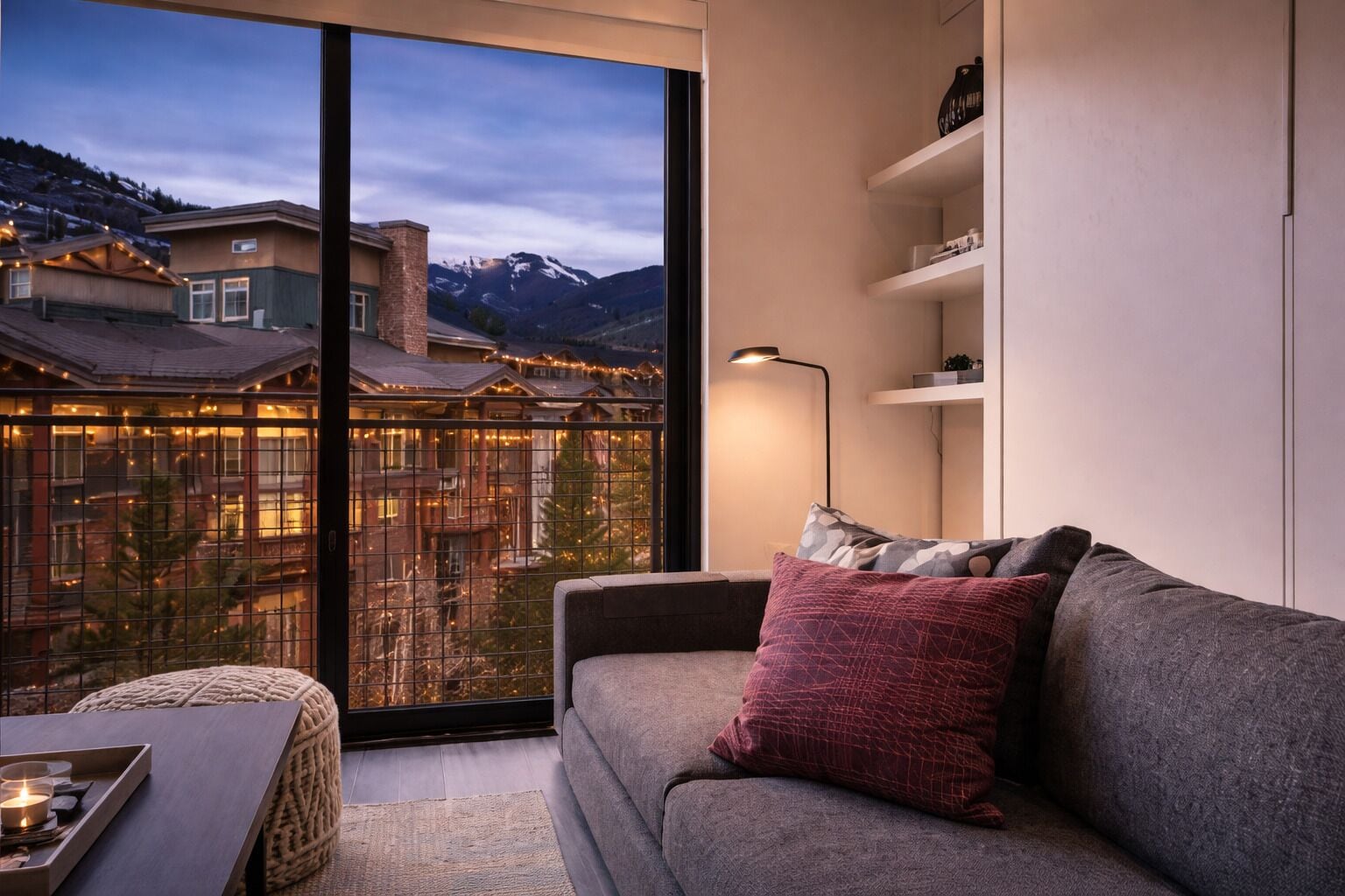 Una Smart TV, videojuegos, libros, una oficina