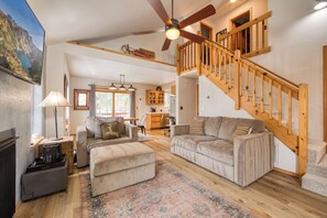 Smart-tv, eldstad och printers