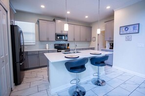 Fridge, microwave, oven, stovetop - Champions Gate Gem – Pool, Spa, Near Parks (Davenport)