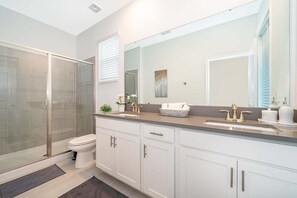 Douche, séchoir à cheveux, serviettes fournies