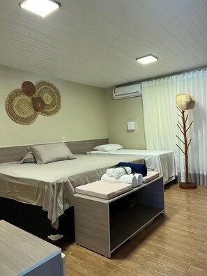 Deluxe kamer, uitzicht op het strand | Een kluis op de kamer, individueel gedecoreerd, een laptopwerkplek