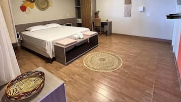 Suíte luxo, vista para a praia | 1 quarto, cofres nos quartos, individualmente decorados