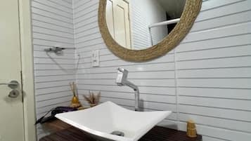 Deluxe Suite, Beach View | Bathroom