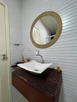 Deluxe Suite, Beach View | Bathroom