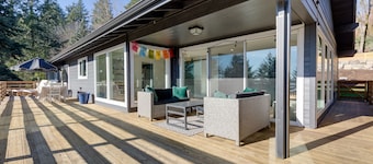 Serene Cabin Home Retreat- Epic Views, Hot Tub, Cinema, Fire Pit, Soccer Field