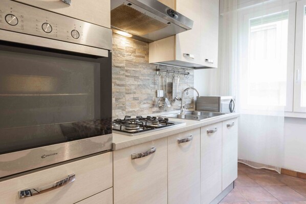 Een koelkast, een microgolfoven, een oven, een kookplaat