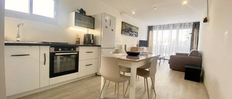 Fridge, microwave, dishwasher, cookware/dishes/utensils