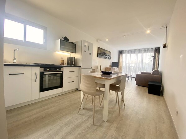 Kühlschrank, Mikrowelle, Geschirrspüler, Kochgeschirr/Geschirr/Besteck