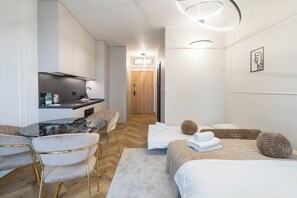 Tabla de planchar con plancha, wifi y ropa de cama