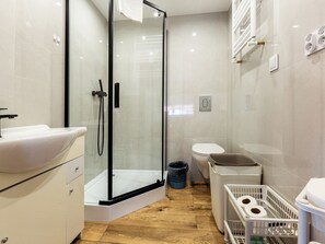 Een douche, een haardroger, handdoeken