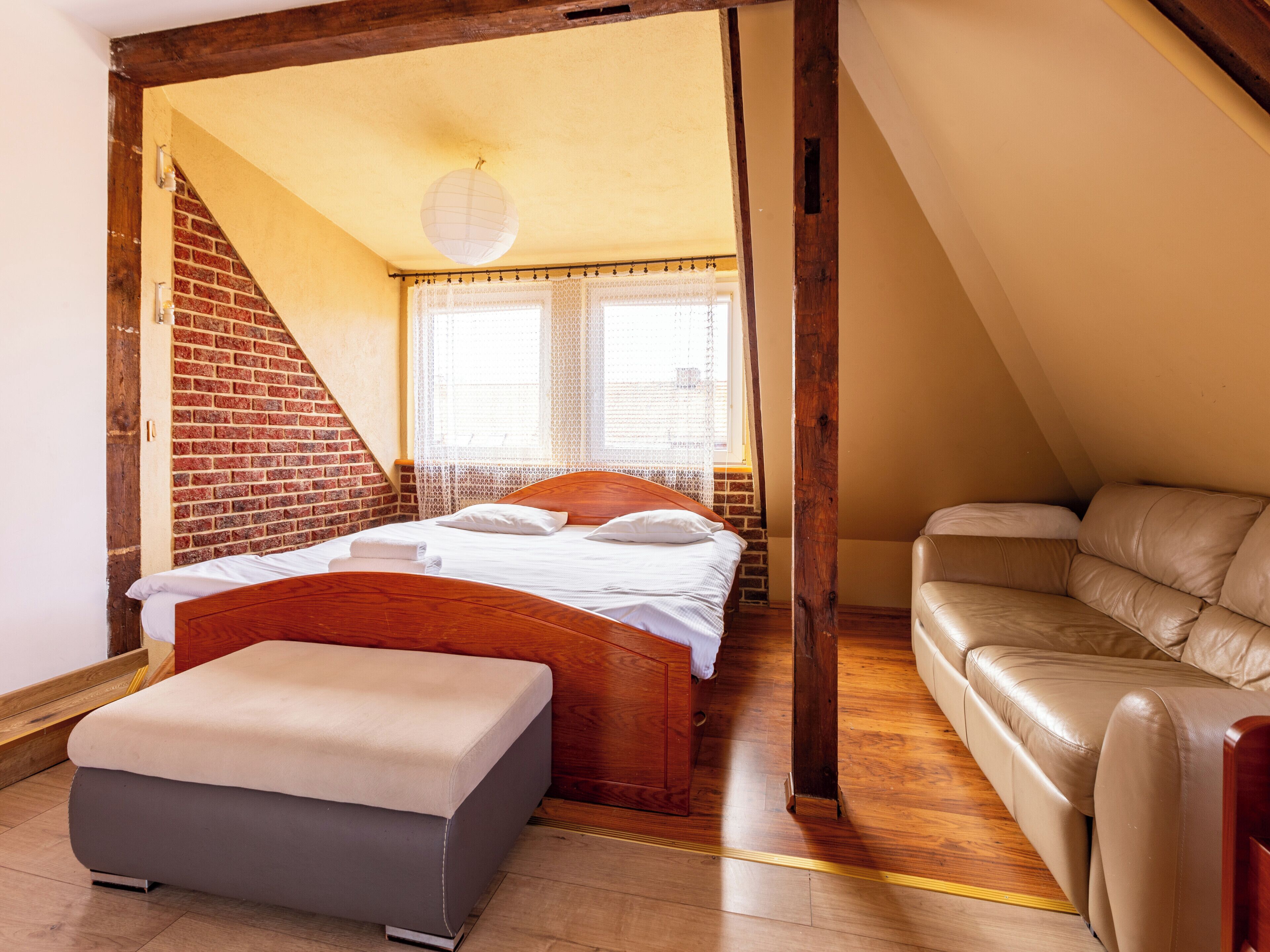 1 dormitorio, tabla de planchar con plancha, ropa de cama