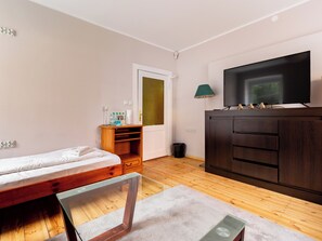 Iron/ironing board, WiFi, bed sheets