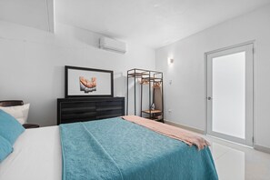 4 bedrooms, iron/ironing board, WiFi, bed sheets