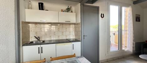 Fridge, cookware/dishes/utensils
