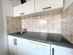 Réfrigérateur, batterie de cuisine, vaisselle et ustensiles