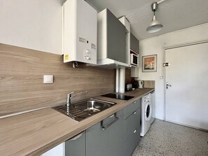 Kjøleskap, mikrobølgeovn og kjøkkenutstyr