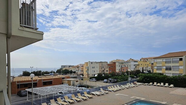 A rooftop pool area with lounge chairs and a swimming pool. - CAP D'AGDE / Le Môle : Réf 0073 (CAP D'AGDE)