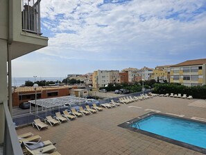 A rooftop pool area with lounge chairs and a swimming pool. - CAP D'AGDE / Le Môle : Réf 0073 (CAP D'AGDE)