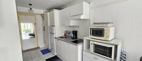 Refrigerador, microondas, horno y utensilios de cocina