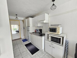 Geladeira, micro-ondas, fogão, talheres/pratos/utensílios de cozinha