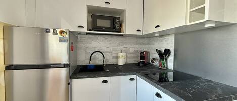 Kühlschrank, Kochgeschirr/Geschirr/Besteck