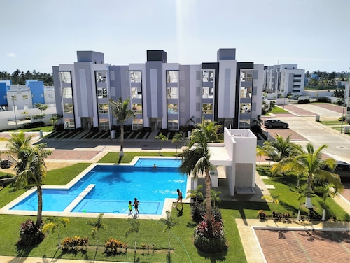 Rest and recreation apartment with swimming pool and air conditioning