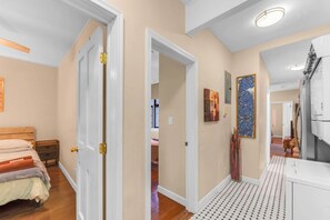 3 Schlafzimmer, Schreibtisch, Bügeleisen/Bügelbrett, Reisekinderbett