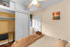 3 chambres, bureau, fer et planche à repasser, lit parapluie