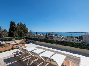 Terrace/patio - UNIQUE! 2-Br Apartment with Pool & Rooftop (Cannes)