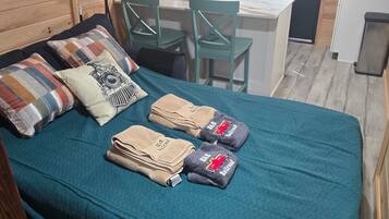 1 habitación, tabla de planchar con plancha, wifi gratis y ropa de cama