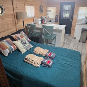 1 soverom, strykejern/-brett, wi-fi (inkludert) og sengetøy