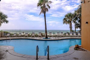 A heated pool - Splash 1405W Oceanfront Retreat! Free Beach Service & Wifi - Newly Renovated! (Panama City Beach)