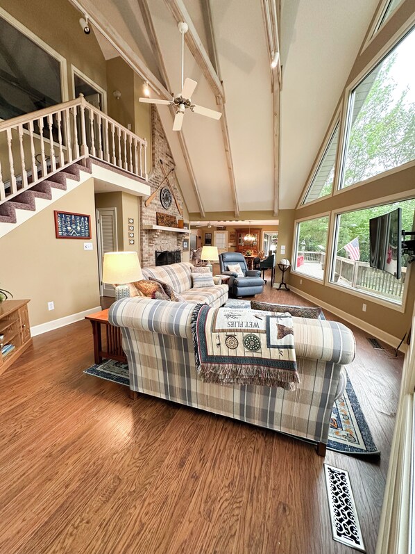 TV connectée, cheminée, table de tennis de table