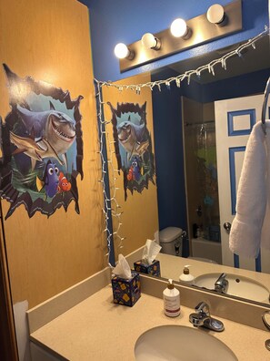 Secador de pelo, toallas, jabón, shampoo