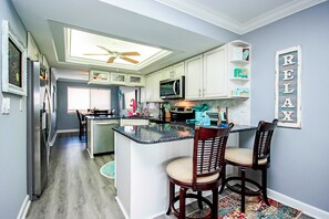 Four, plaque de cuisson, grille-pain, tables à manger