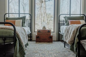 4 chambres, bureau, fer et planche à repasser, lit de bébé portatif