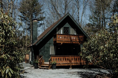 Cozy, Family-Friendly Chalet in Lake Naomi - Sleeps 10 - Pocono Pines Retreat