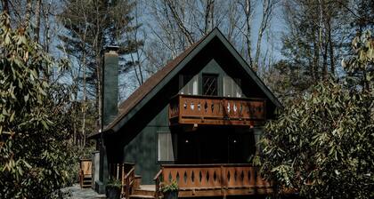 Cozy, Family-Friendly Chalet in Lake Naomi - Sleeps 10 - Pocono Pines Retreat