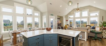 4 br* Heated Pool, 350 to beach!