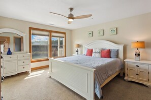 3 bedrooms, free WiFi, bed sheets - Spacious 3BR Condo: Pool, Gym & 5-Min Beach Drive (Kill Devil Hills)