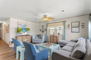 Smart TV, table football - 5206 Hogg Heaven * 3 Min Walk to Beach (Kill Devil Hills)