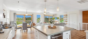 3 br Tiki Bar, Dogs, Fenced Yard