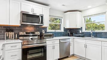 Refrigerador, microondas, horno y parrilla de estufa