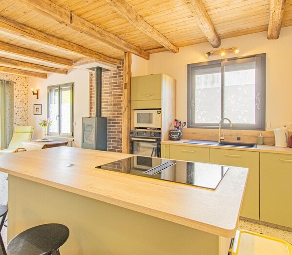 Microonde, forno, lavastoviglie, seggiolone