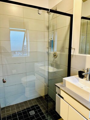 Dusche, Handtücher, Toilettenpapier
